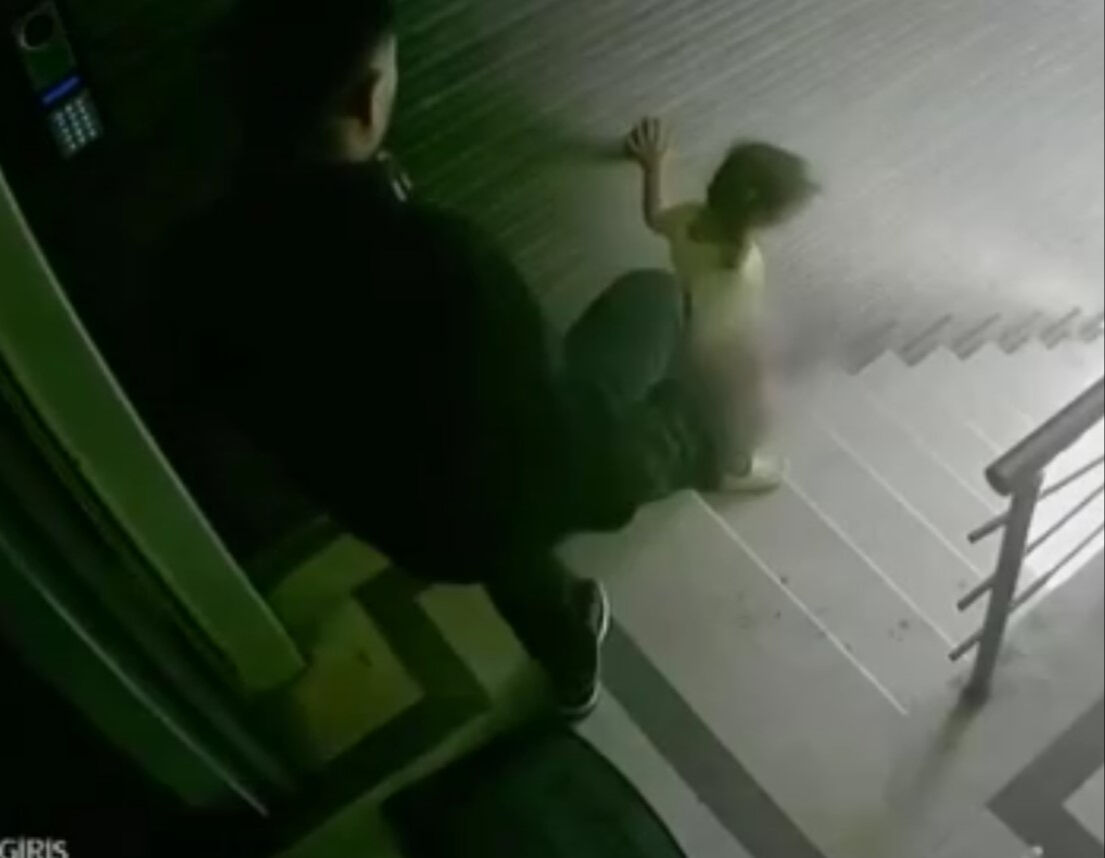 Çocuğunu merdivenden tekmeleyip yuvarlayan cani gözaltında - 1. Resim
