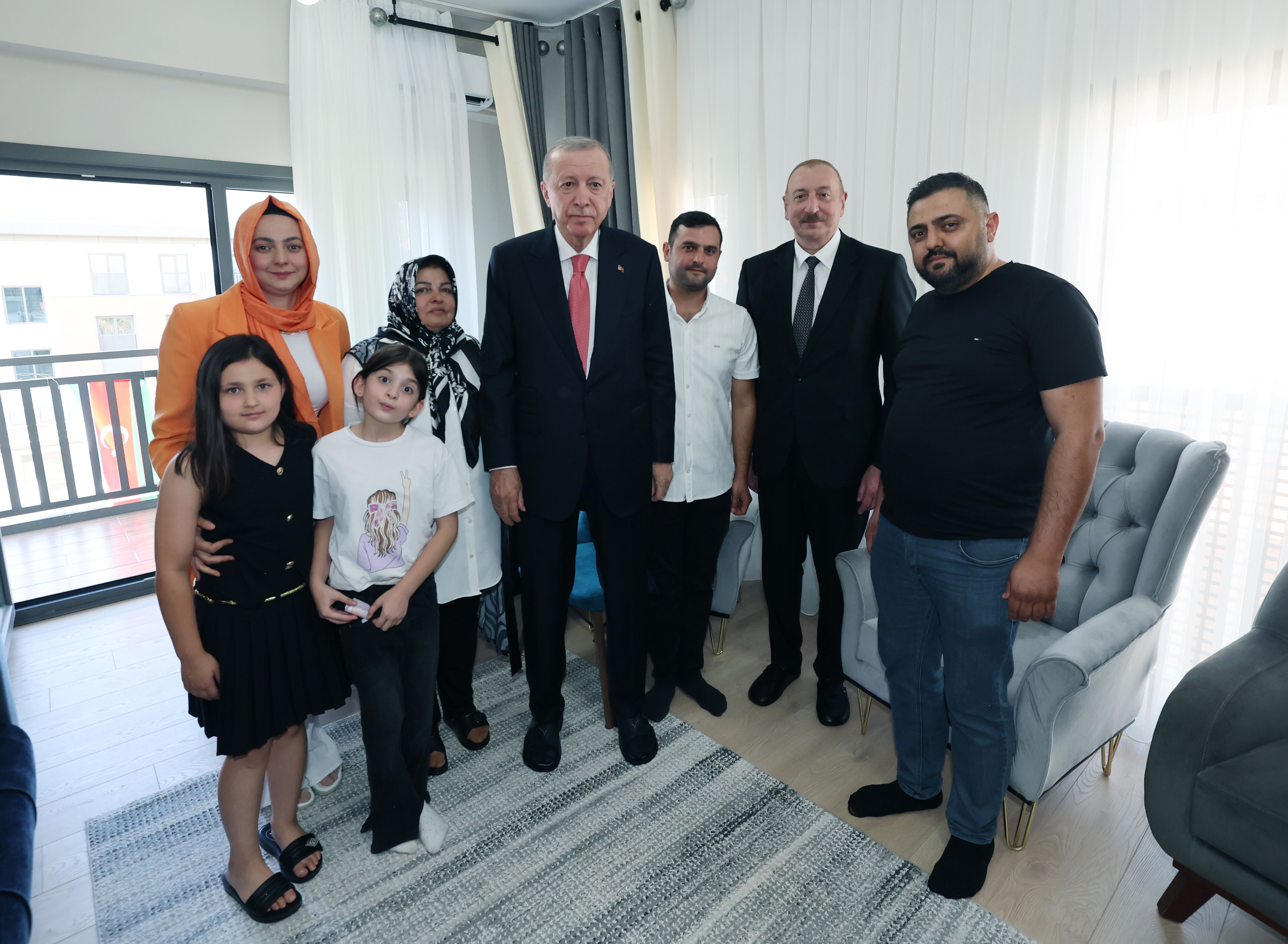 Cumhurbaşkanı Erdoğan ile Aliyev'den depremzede aileye ziyaret Cumhurbaşkanı Erdoğan ile Aliyev'den depremzede aileye ziyaret - 1. Resim