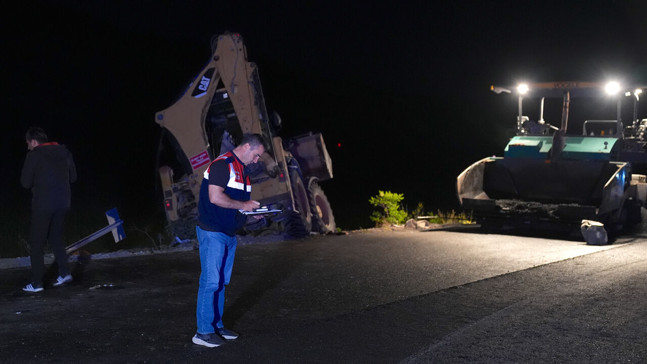 Erzurum'da feci kaza: Geri geri gelen kamyon işçilere çarptı Erzurum'da feci kaza: Geri geri gelen kamyon işçilere çarptı - 1. Resim