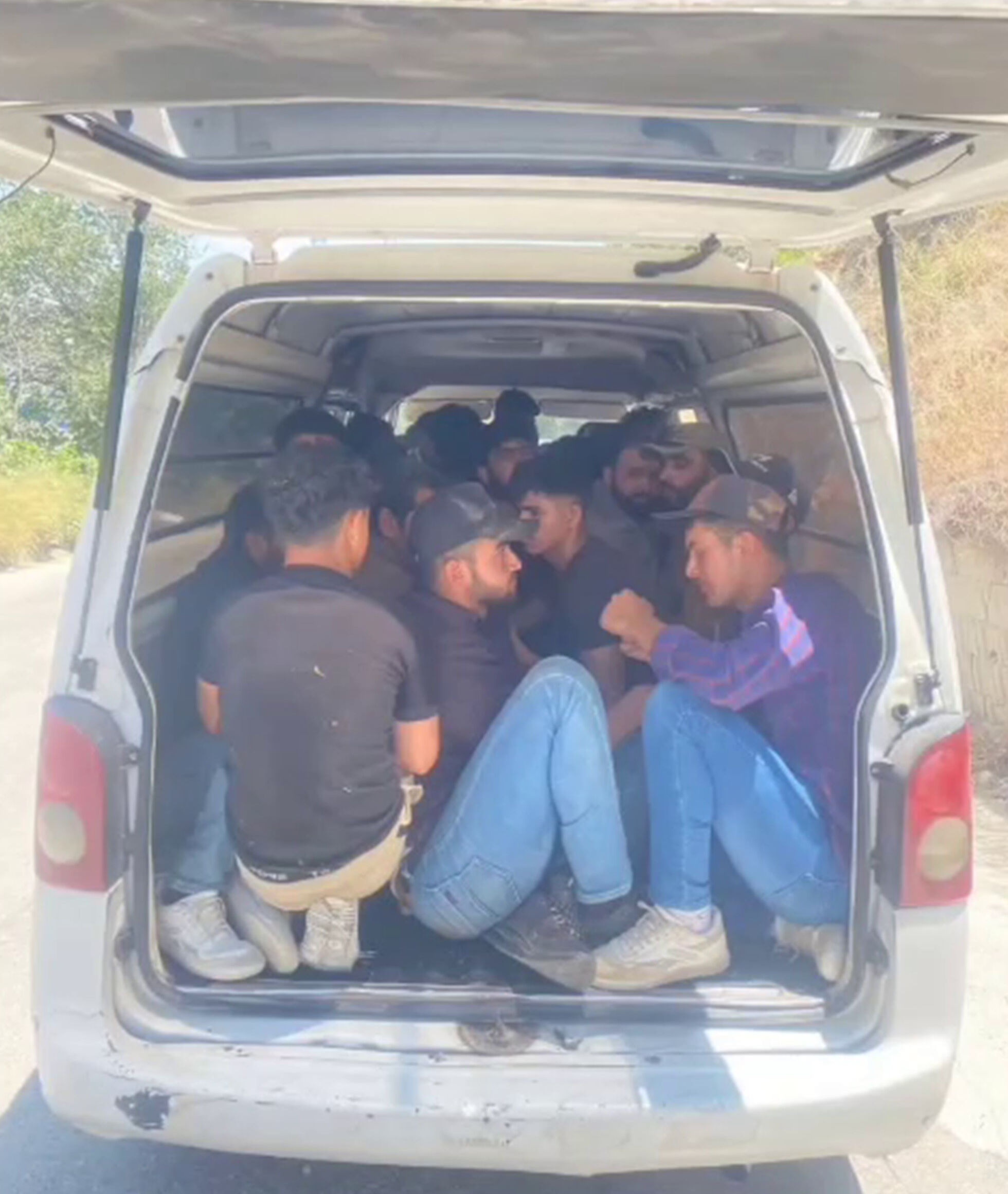 Hepsi aynı araçtan çıktı! Balık istifi gibi dizildiler, polisten kaçamadılar - 1. Resim