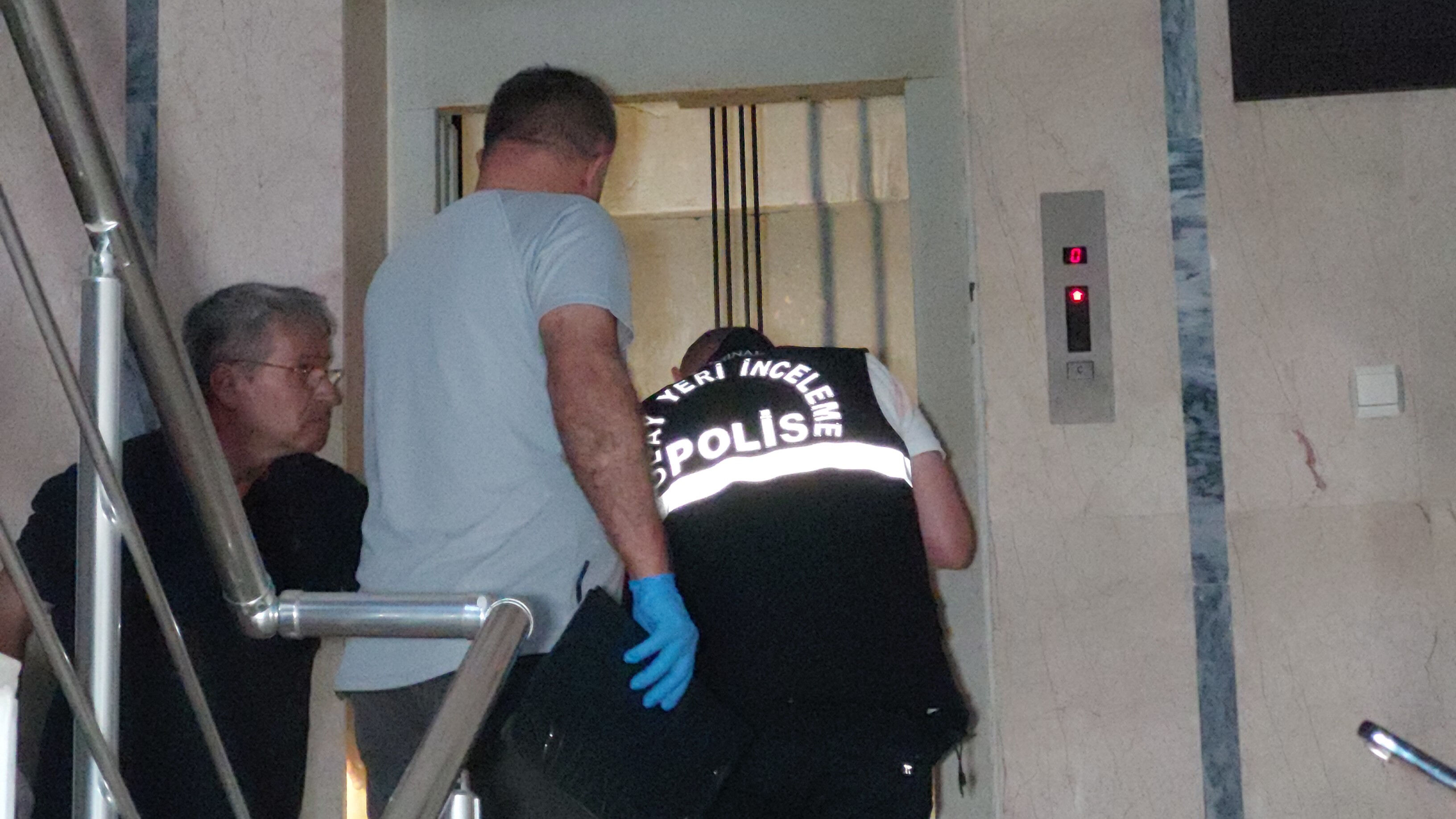 İçinde 5 kişi vardı... Asansör 4. kattan zemine çakıldı, yaralı var İçinde 5 kişi vardı... Asansör 4. kattan zemine çakıldı, yaralı var - 1. Resim