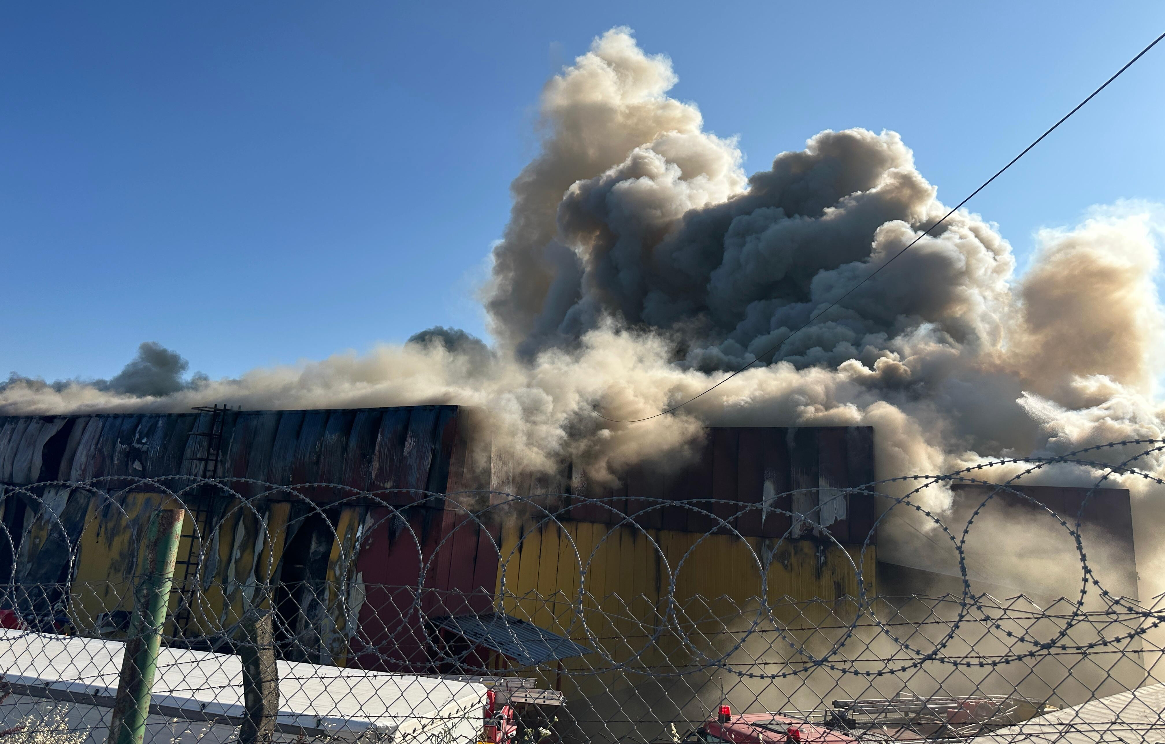 İstanbul'da lojistik deposunda yangın! Ekiplerin zamana karşı yarışı başladı - 1. Resim