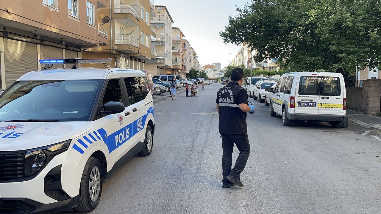 Kayseri'de alkollü 2 arkadaş birbirini bıçakladı Kayseri'de alkollü 2 arkadaş birbirini bıçakladı