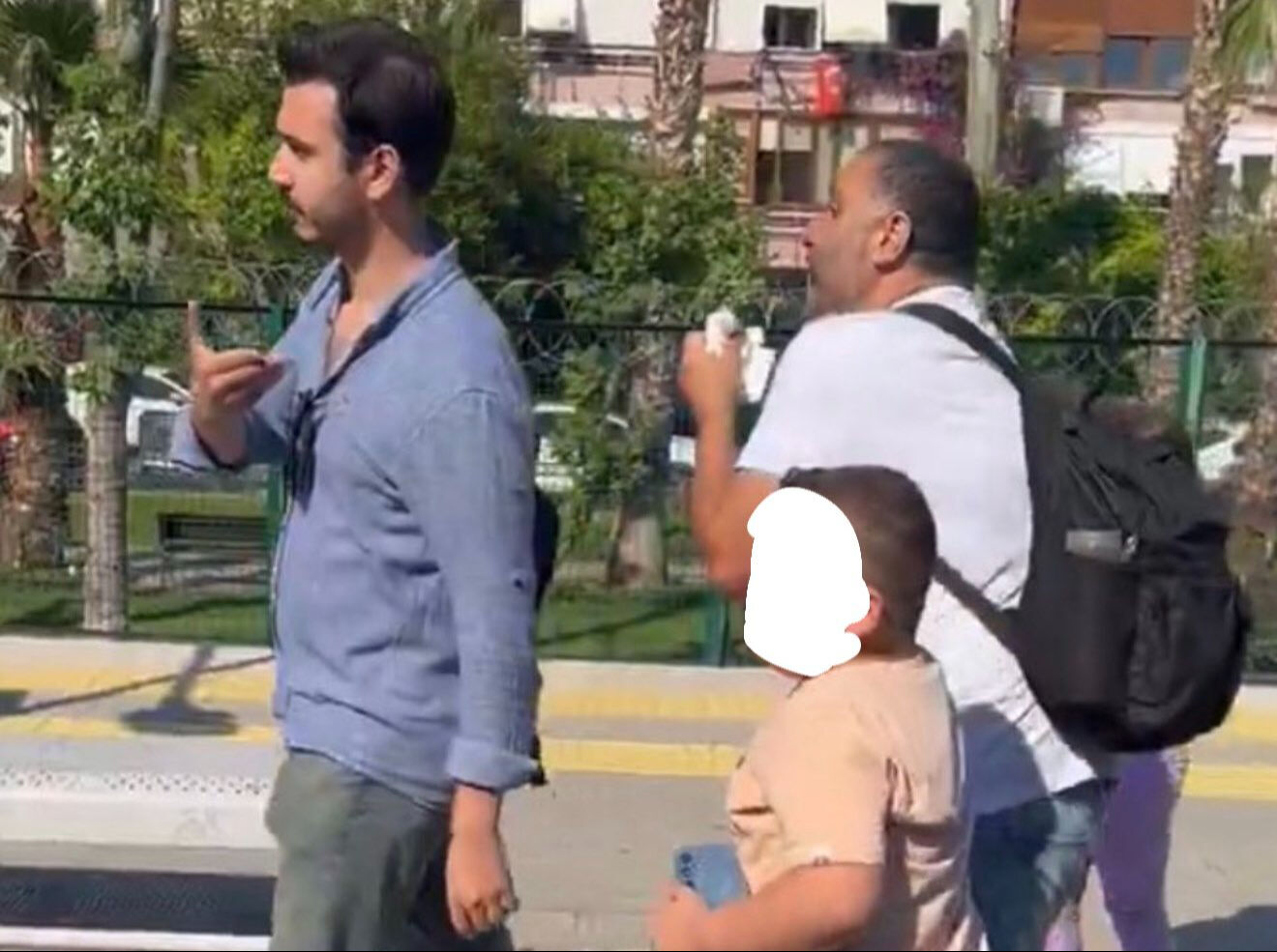 Marmaray'daki 'Mavi gömlekli adam' Türkiye'de gündem olmuştu! O sandılar, silahla saldırdılar Marmaray'daki 'Mavi gömlekli adam' Türkiye'de gündem olmuştu! O sandılar, silahla saldırdılar - 1. Resim