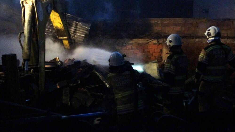 Tahta palet atölyesinde yangın paniği! Kütahya'da ekipler alarma geçti Tahta palet atölyesinde yangın paniği! Kütahya'da ekipler alarma geçti - 2. Resim