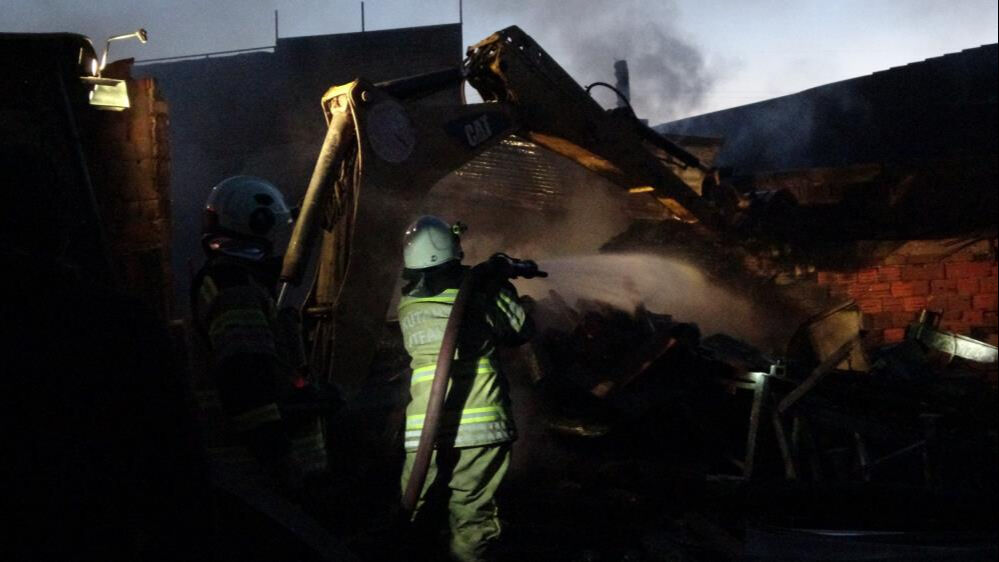 Tahta palet atölyesinde yangın paniği! Kütahya'da ekipler alarma geçti Tahta palet atölyesinde yangın paniği! Kütahya'da ekipler alarma geçti - 1. Resim
