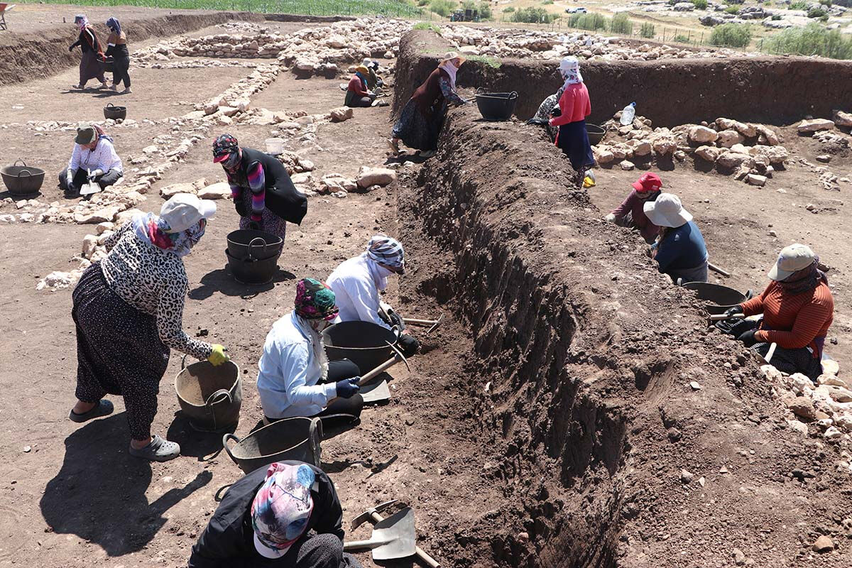 Tarım işçiliğinden arkeolojiye! 12 bin yıllık alanı onlar kazıyor - 1. Resim