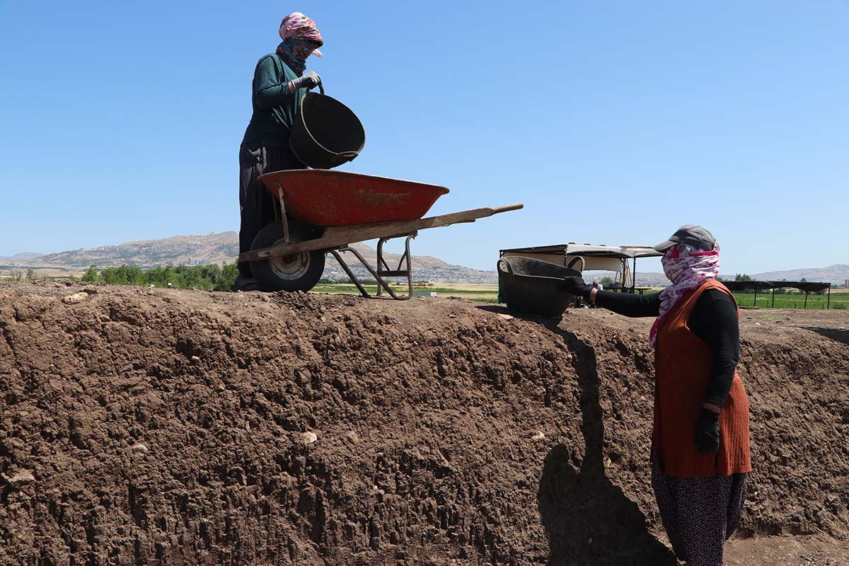 Tarım işçiliğinden arkeolojiye! 12 bin yıllık alanı onlar kazıyor - 3. Resim