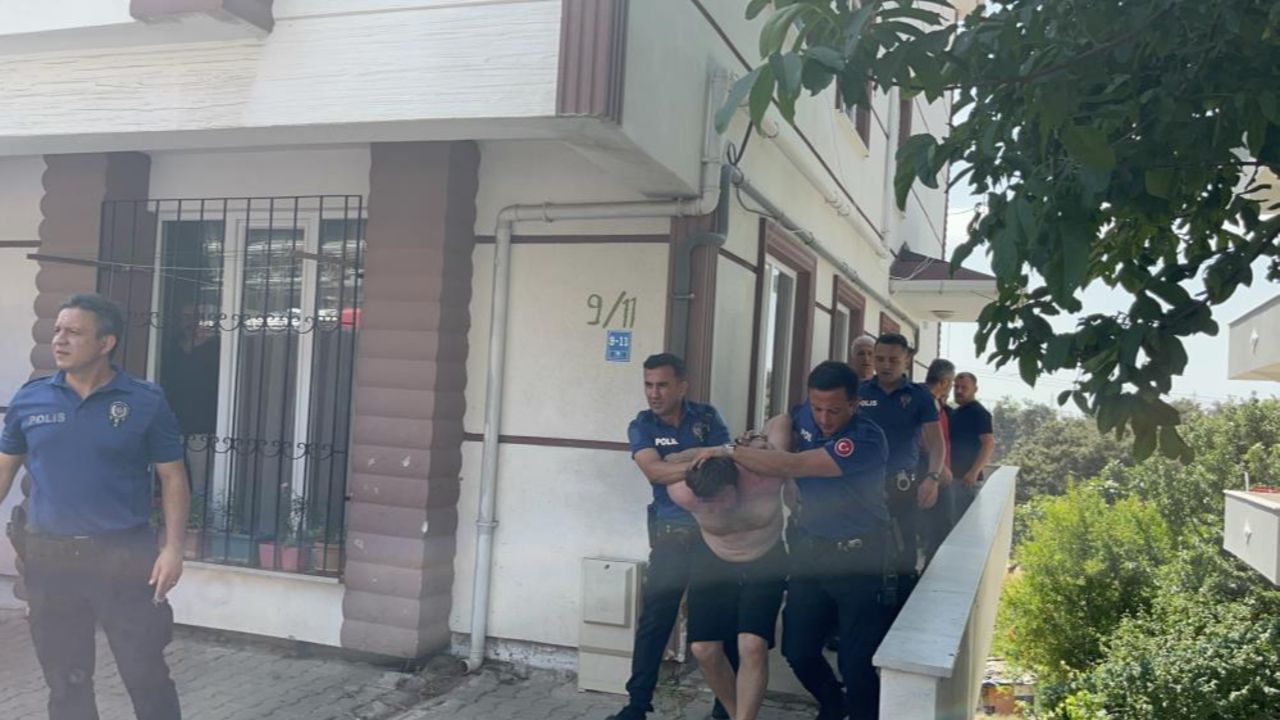 Tekirdağ'da yürekler ağza geldi! 4 aylık bebeğini rehin alan baba, balkondan bal kabağı fırlattı Tekirdağ'da yürekler ağza geldi! 4 aylık bebeğini rehin alan baba, balkondan bal kabağı fırlattı