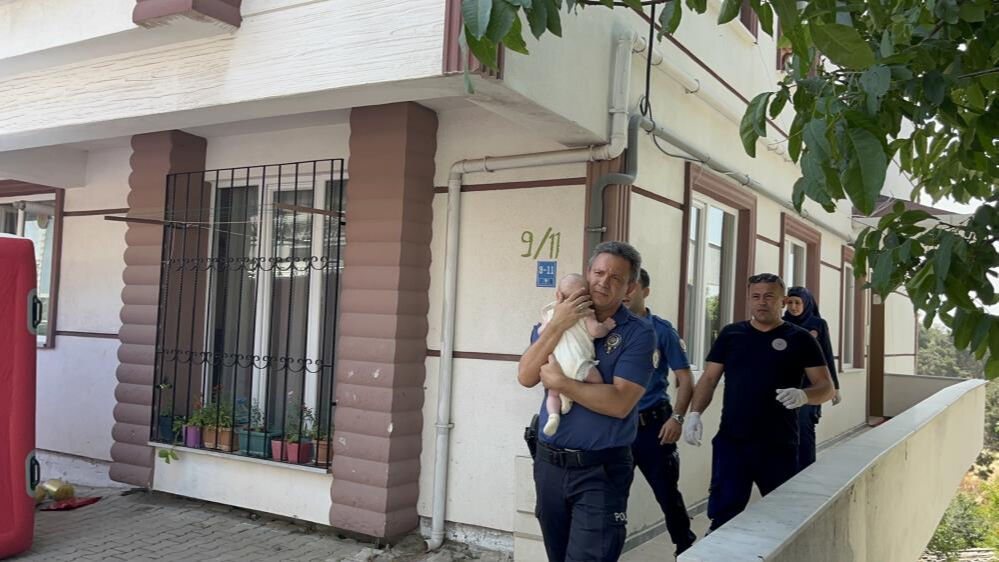Tekirdağ'da yürekler ağza geldi! 4 aylık bebeğini rehin alan baba, balkondan bal kabağı fırlattı Tekirdağ'da yürekler ağza geldi! 4 aylık bebeğini rehin alan baba, balkondan bal kabağı fırlattı - 2. Resim