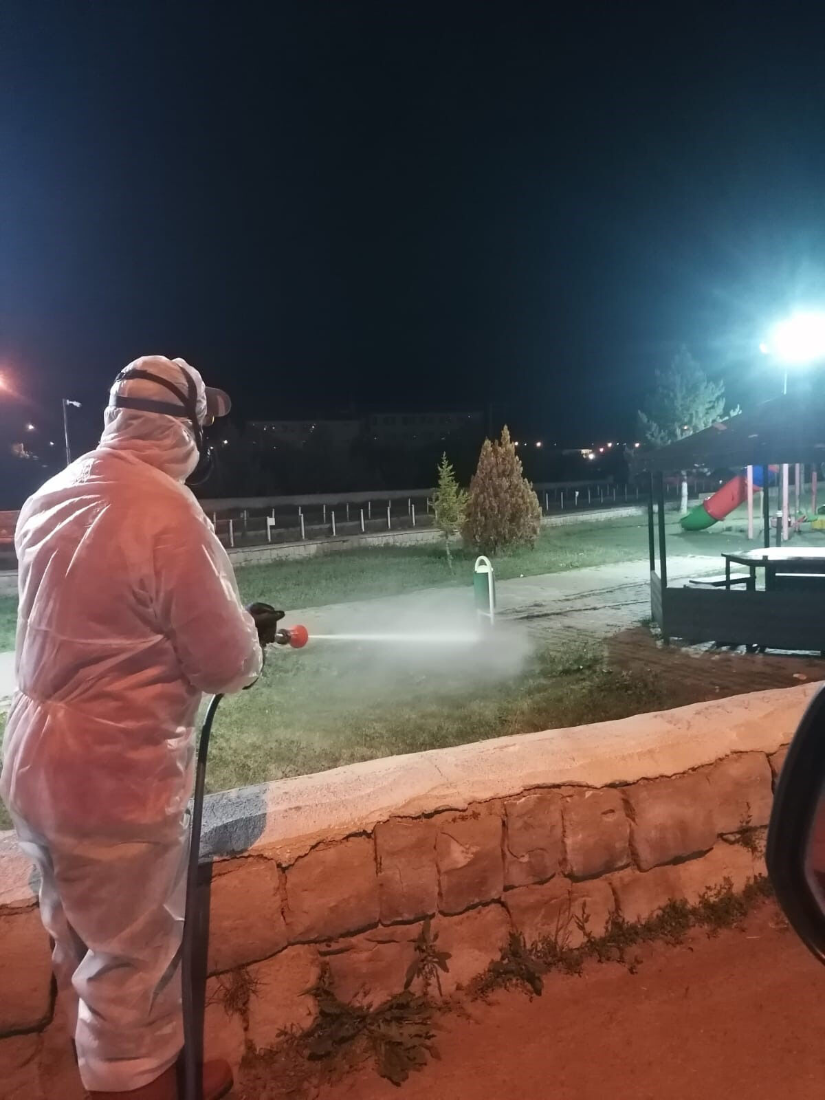 Tüm belediyeler seferber oldu: Gece yarısına kadar çalışıyorlar! Yeter ki bir kişi daha ölmesin... - 2. Resim