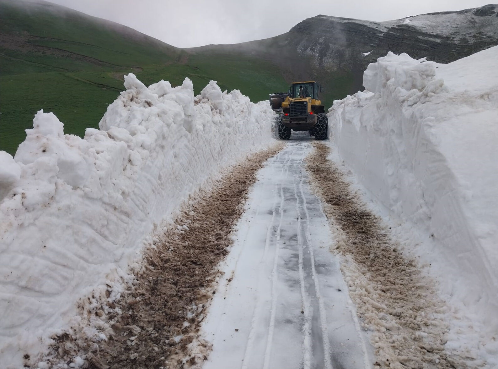 Yaz ortasında karla mücadele! Bu yollardan geçmek neredeyse imkansız - 1. Resim