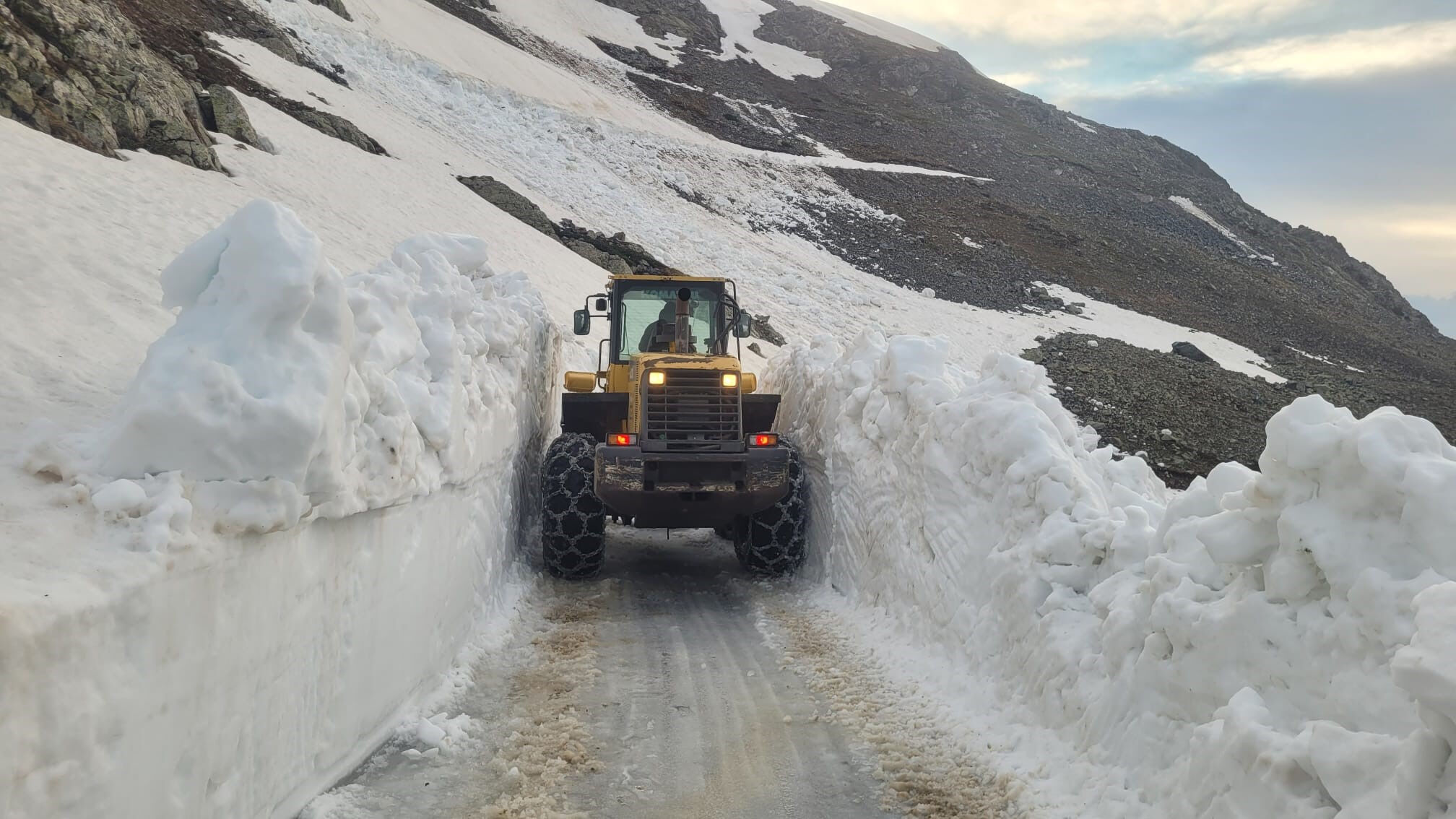 Yaz ortasında karla mücadele! Bu yollardan geçmek neredeyse imkansız - 2. Resim