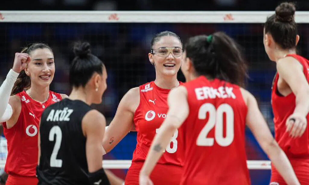 Zehra Güneş neden gözlük takıyor, gözüne ne oldu? Türkiye'nin voleybol maçı sırasında dikkat çekti - 1. Resim