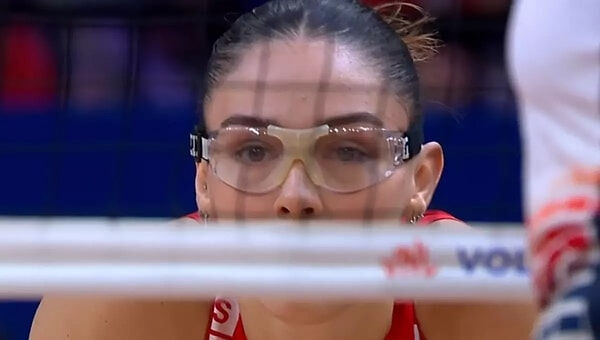 Zehra Güneş neden gözlük takıyor, gözüne ne oldu? Türkiye'nin voleybol maçı sırasında dikkat çekti - 4. Resim