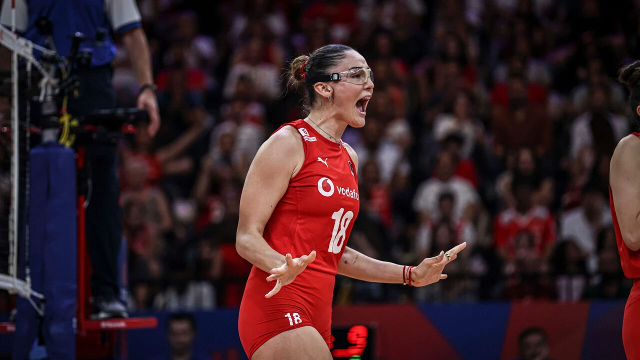 Zehra Güneş neden gözlük takıyor, gözüne ne oldu? Türkiye'nin voleybol maçı sırasında dikkat çekti - 3. Resim