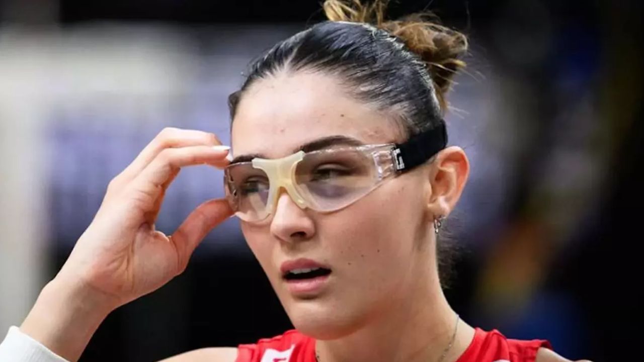 Zehra Güneş neden gözlük takıyor, gözüne ne oldu? Türkiye'nin voleybol maçı sırasında dikkat çekti Zehra Güneş neden gözlük takıyor, gözüne ne oldu? Türkiye'nin voleybol maçı sırasında dikkat çekti