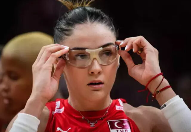 Zehra Güneş neden gözlük takıyor, gözüne ne oldu? Türkiye'nin voleybol maçı sırasında dikkat çekti - 2. Resim