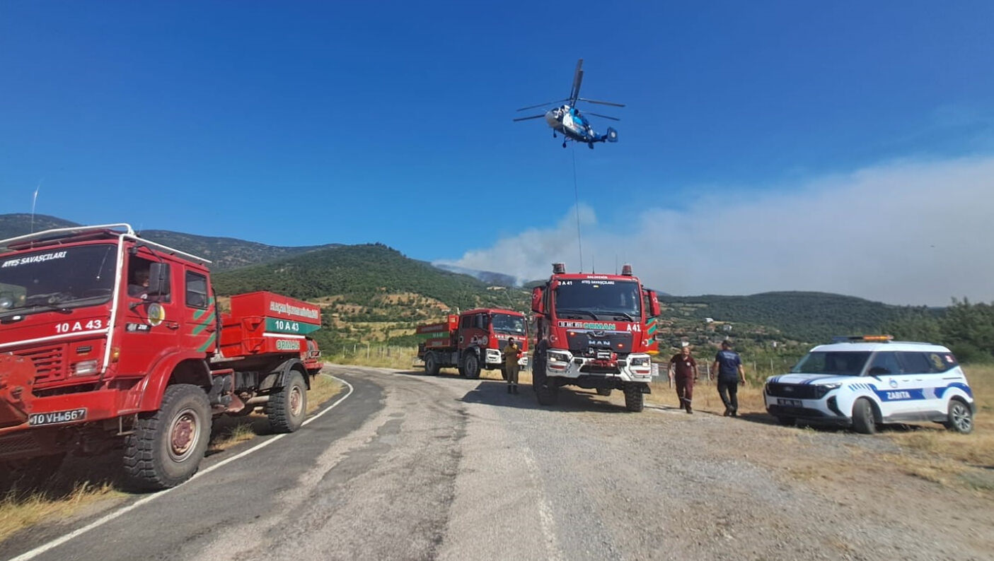 Balıkesir'deki orman yangınları kontrol altında! Biçerdöver iddiasına 5 gözaltı var Balıkesir'deki orman yangınları kontrol altında! Biçerdöver iddiasına 5 gözaltı var - 1. Resim