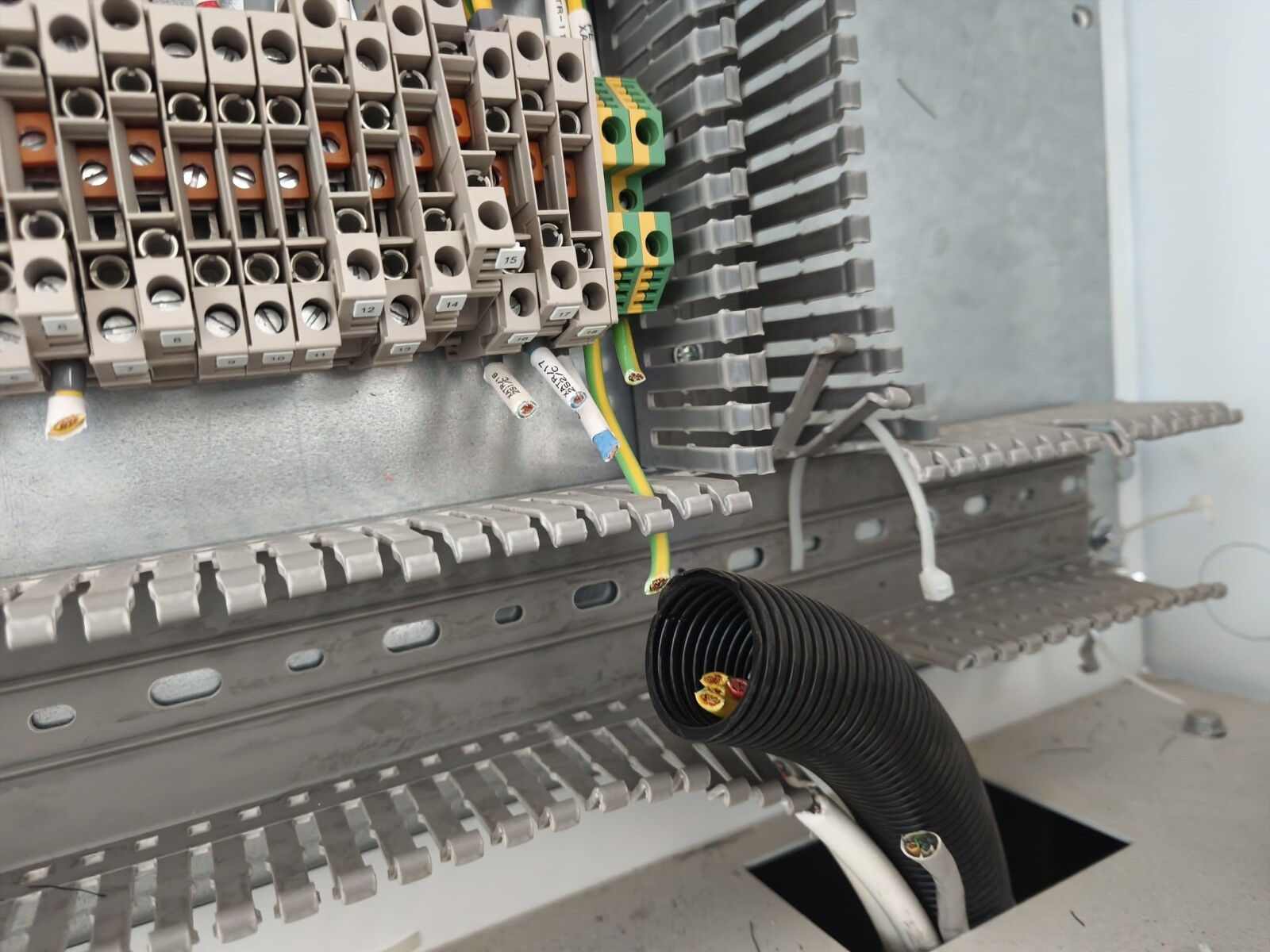 Bir kentte hem vatandaş hem iş yerleri mağdur! Trafolara girip kabloları çaldılar Bir kentte hem vatandaş hem iş yerleri mağdur! Trafolara girip kabloları çaldılar - 1. Resim