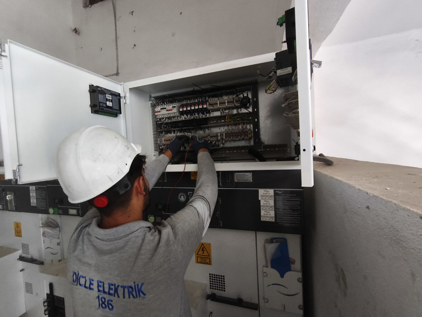 Bir kentte hem vatandaş hem iş yerleri mağdur! Trafolara girip kabloları çaldılar Bir kentte hem vatandaş hem iş yerleri mağdur! Trafolara girip kabloları çaldılar - 2. Resim