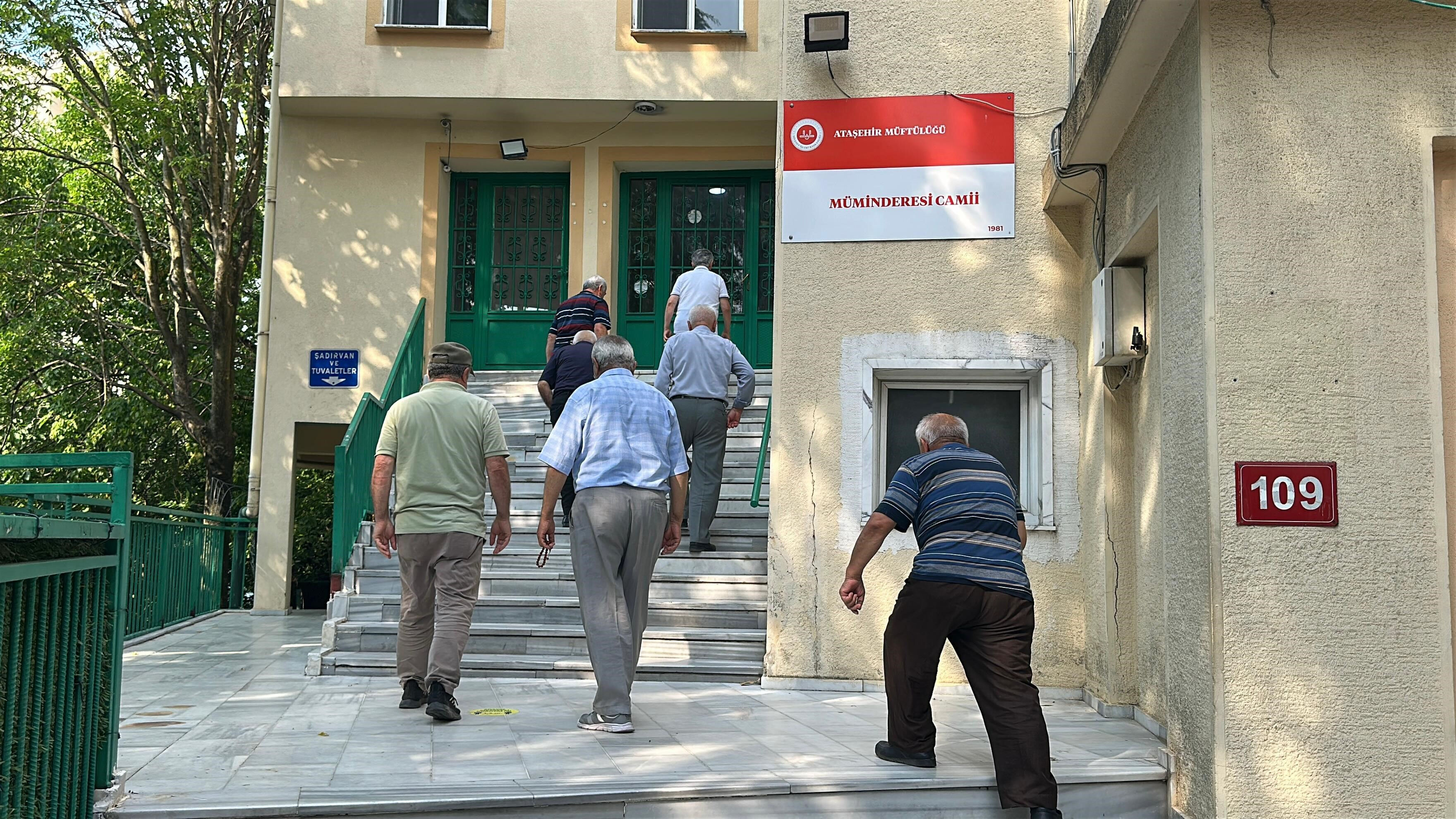 Cami imamından ilginç davranış! Mahalleli şaşırdı, 'doğru yapmıyor' diyerek isyan etti Cami imamından ilginç davranış! Mahalleli şaşırdı, 'doğru yapmıyor' diyerek isyan etti - 2. Resim
