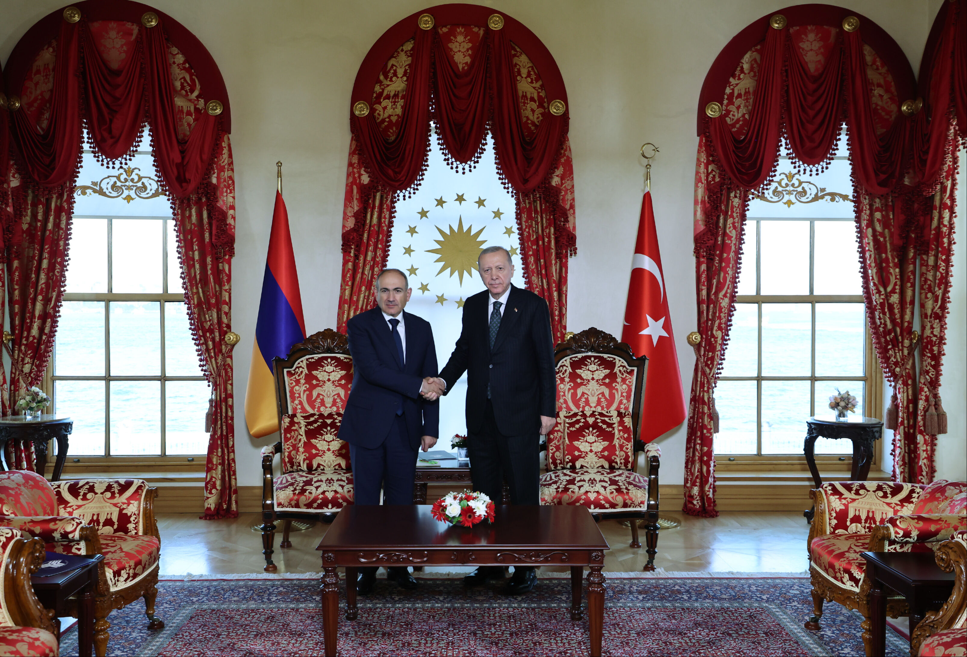 Cumhurbaşkanı Erdoğan Paşinyan'ı kabul etti! Dolmabahçe'de kritik Ermenistan görüşmesi Cumhurbaşkanı Erdoğan Paşinyan'ı kabul etti! Dolmabahçe'de kritik Ermenistan görüşmesi - 1. Resim