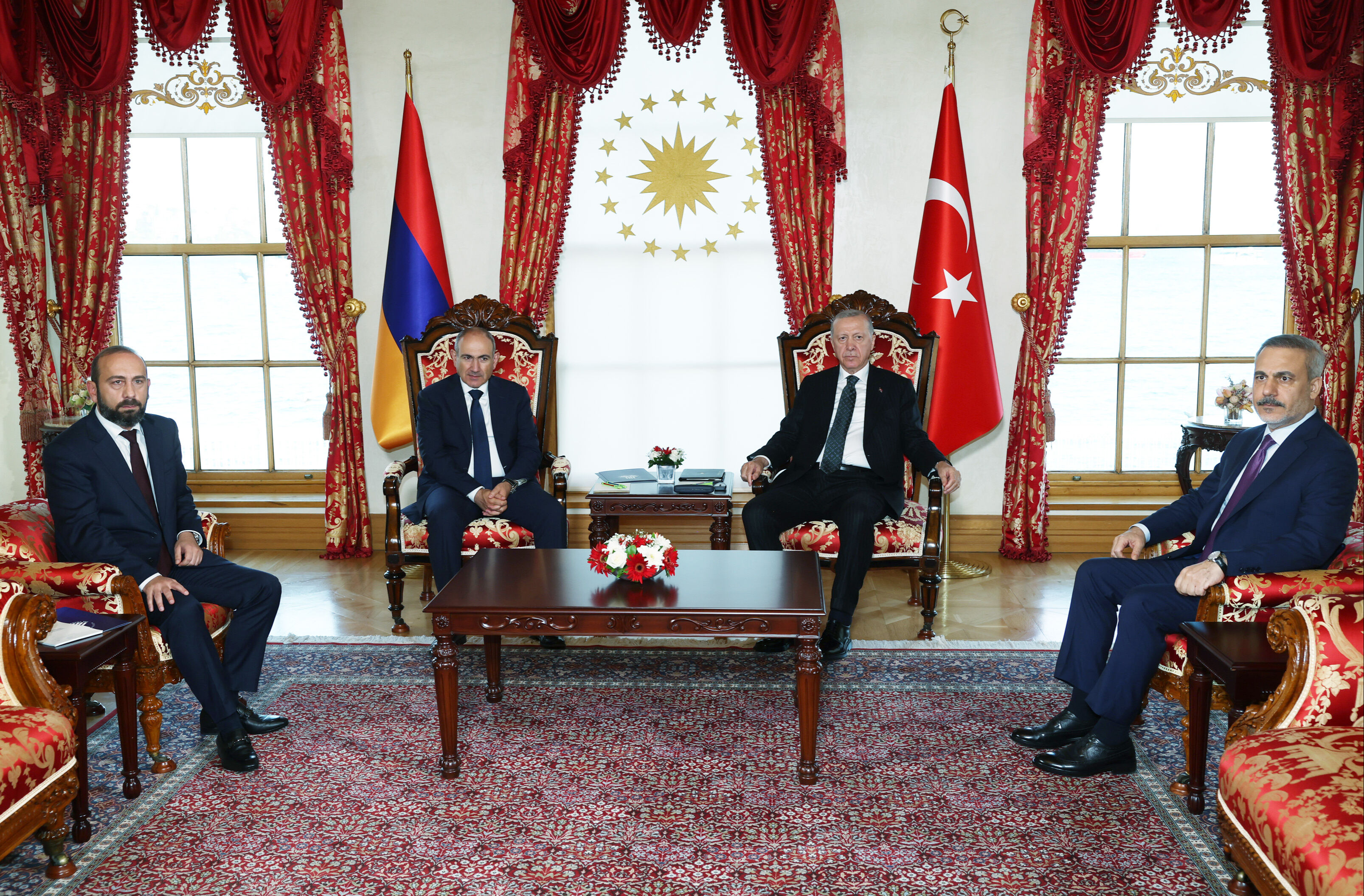 Cumhurbaşkanı Erdoğan Paşinyan'ı kabul etti! Dolmabahçe'de kritik Ermenistan görüşmesi Cumhurbaşkanı Erdoğan Paşinyan'ı kabul etti! Dolmabahçe'de kritik Ermenistan görüşmesi - 2. Resim