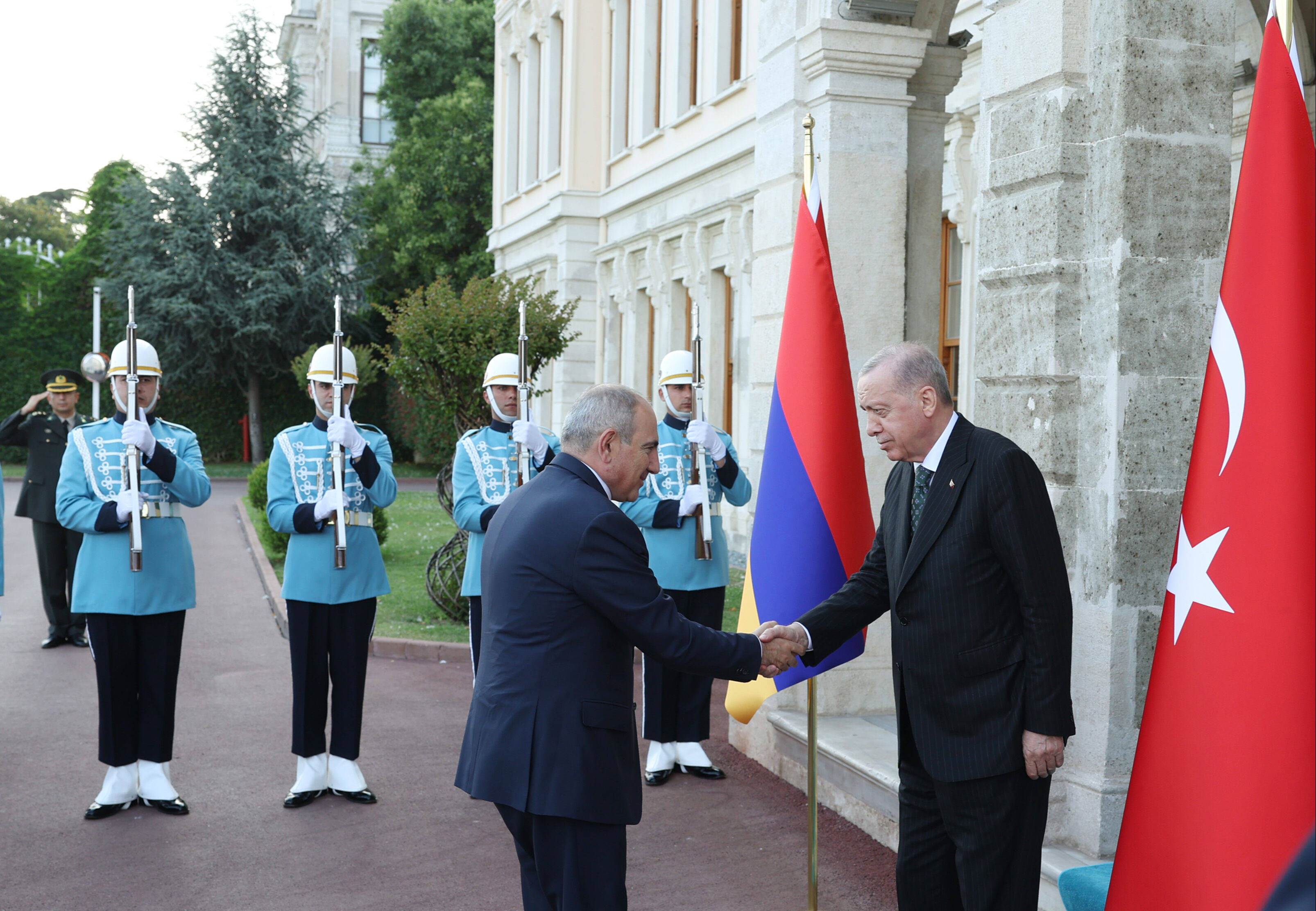 Cumhurbaşkanı Erdoğan Paşinyan'ı kabul etti! Dolmabahçe'de kritik Ermenistan görüşmesi Cumhurbaşkanı Erdoğan Paşinyan'ı kabul etti! Dolmabahçe'de kritik Ermenistan görüşmesi - 3. Resim