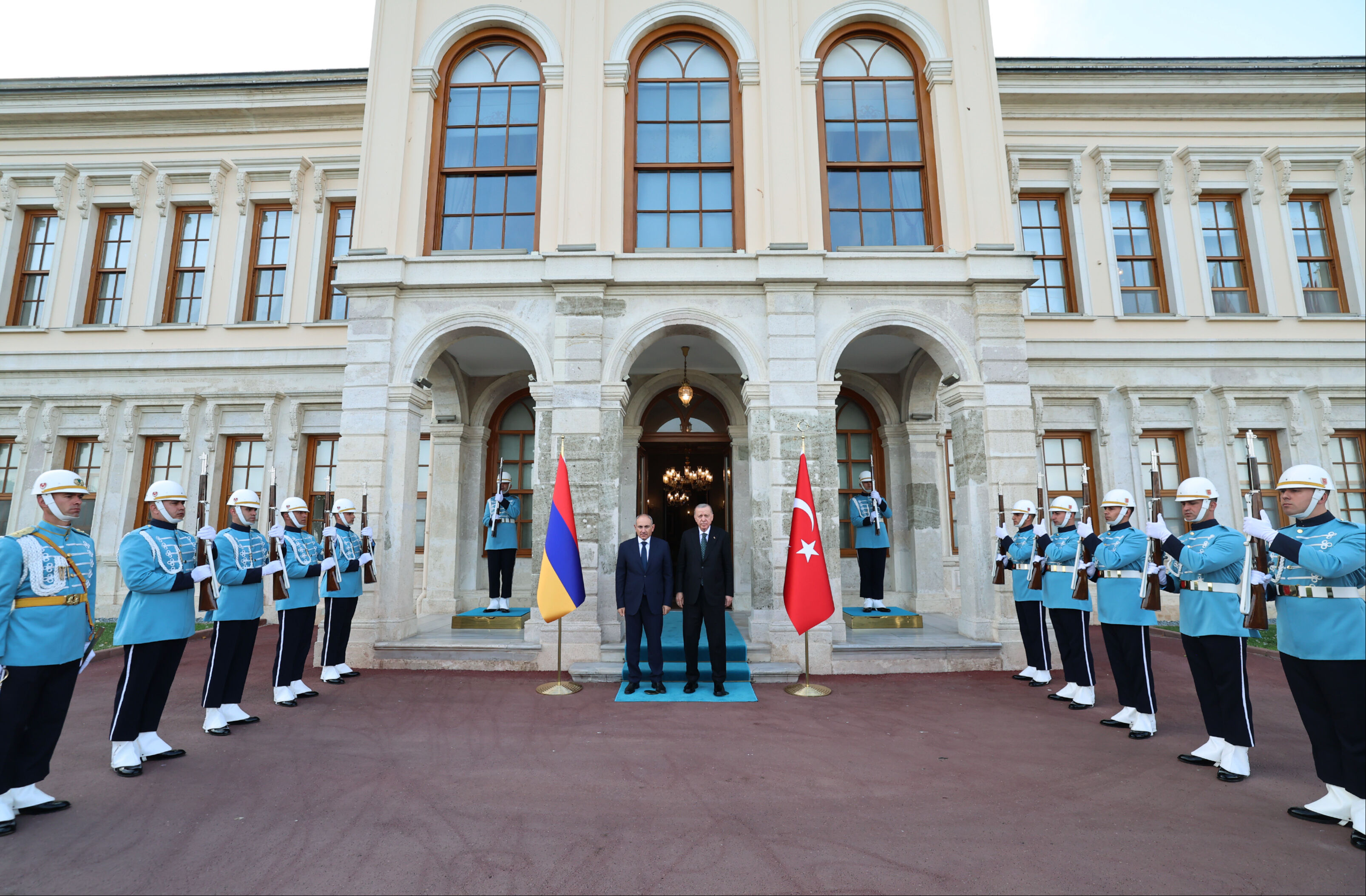 Cumhurbaşkanı Erdoğan Paşinyan'ı kabul etti! Dolmabahçe'de kritik Ermenistan görüşmesi Cumhurbaşkanı Erdoğan Paşinyan'ı kabul etti! Dolmabahçe'de kritik Ermenistan görüşmesi - 4. Resim