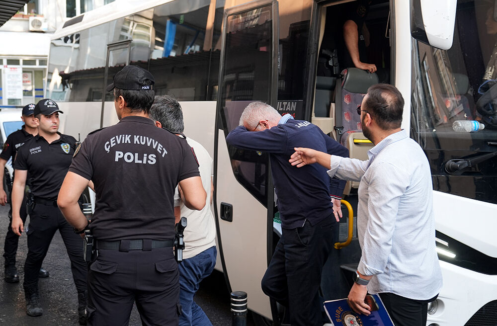 Devlet hastanelerinde ameliyatları öne çekiyorlardı! Bıçak parası alan doktorlar adliyeye sevk edildi - 2. Resim