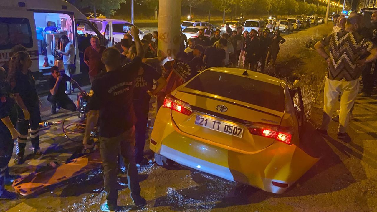 Diyarbakır'da taksi devrildi: 2 kişi yaralandı Diyarbakır'da taksi devrildi: 2 kişi yaralandı