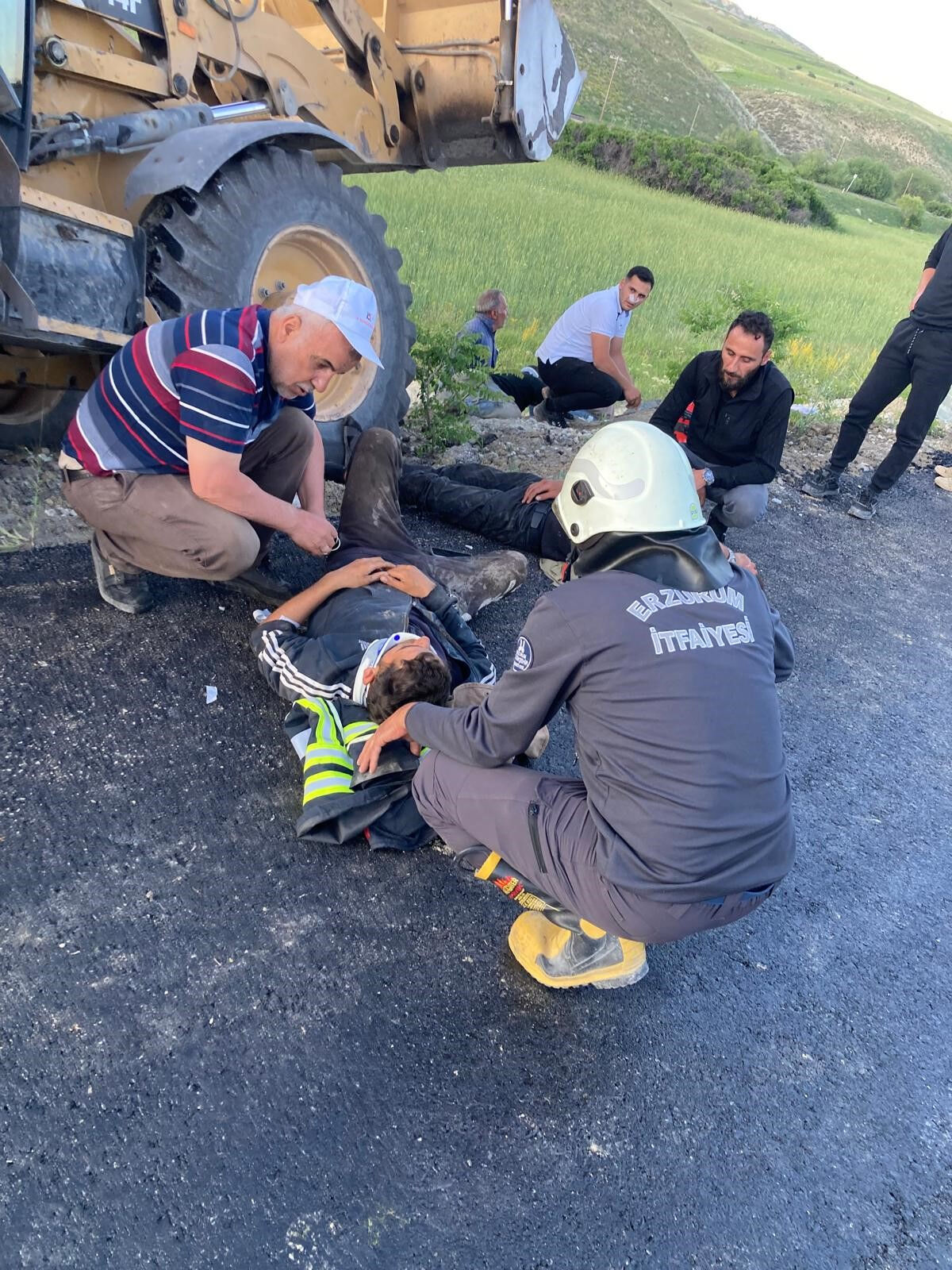 Erzurum'da feci iş kazası! Yemek molasındayken ezildiler Erzurum'da feci iş kazası! Yemek molasındayken ezildiler - 3. Resim