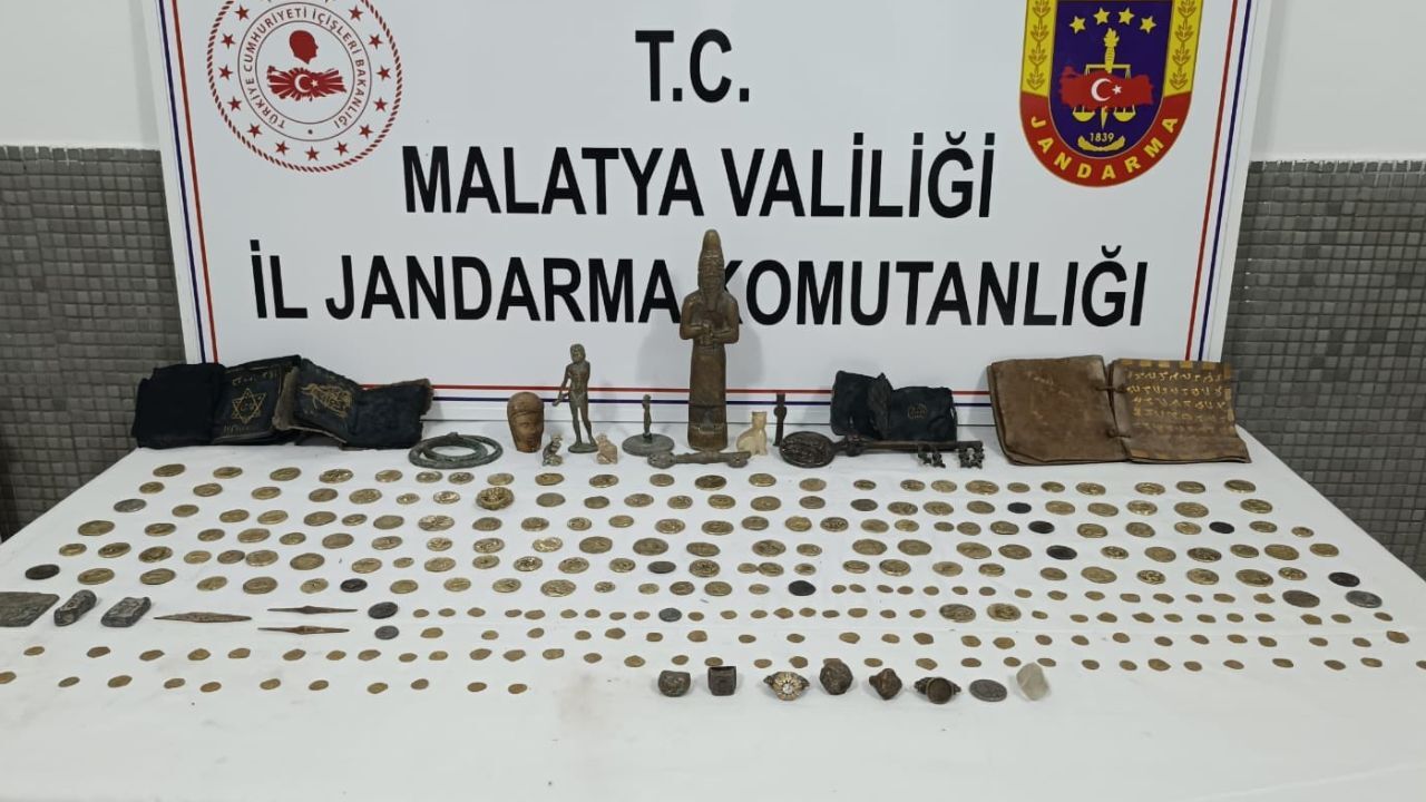 İbranice kitaplar, altın sikkeler, heykeller! Kaçakçılar yakayı ele verdi