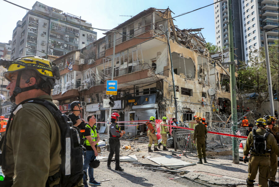 İran İsrail'i yeniden vuruyor! Hayfa, Tel Aviv ve Berseba'da dumanlar yükseliyor İran'dan İsrail'e 'Siccil' darbesi! Anında karşılık verildi, Beerşeva’dan dumanlar yükseliyor... - 1. Resim