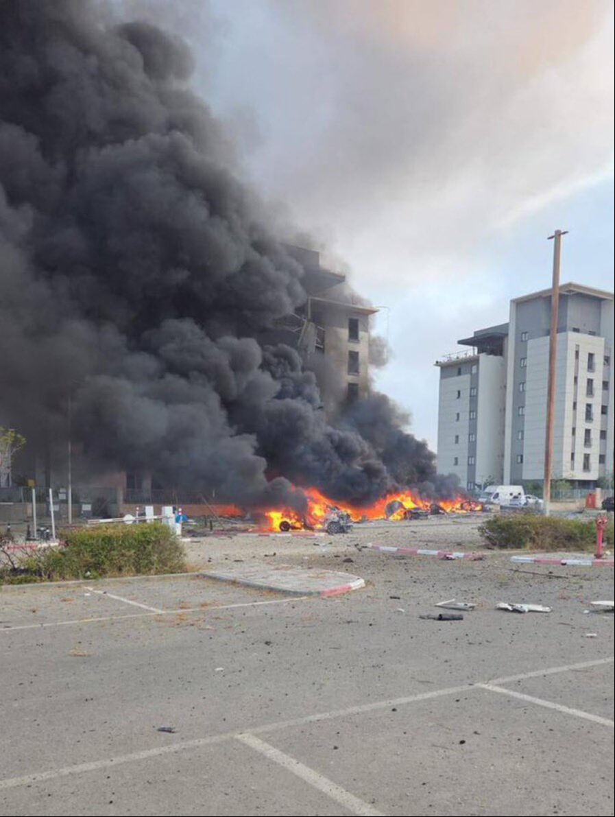 İran İsrail'i yeniden vuruyor! Hayfa, Tel Aviv ve Berseba'da dumanlar yükseliyor İsrail saldırıya geçti! Tahran'da patlamalar peş peşe oldu - 1. Resim