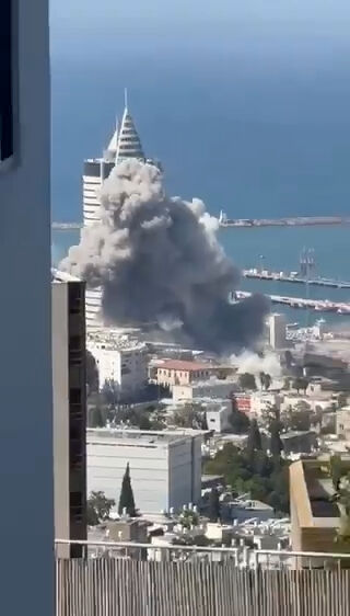 İran İsrail'i yeniden vuruyor! Hayfa, Tel Aviv ve Berseba'da dumanlar yükseliyor İsrail'de sirenler çalıyor! İran Berseba'yı yeniden vuruyor - 1. Resim