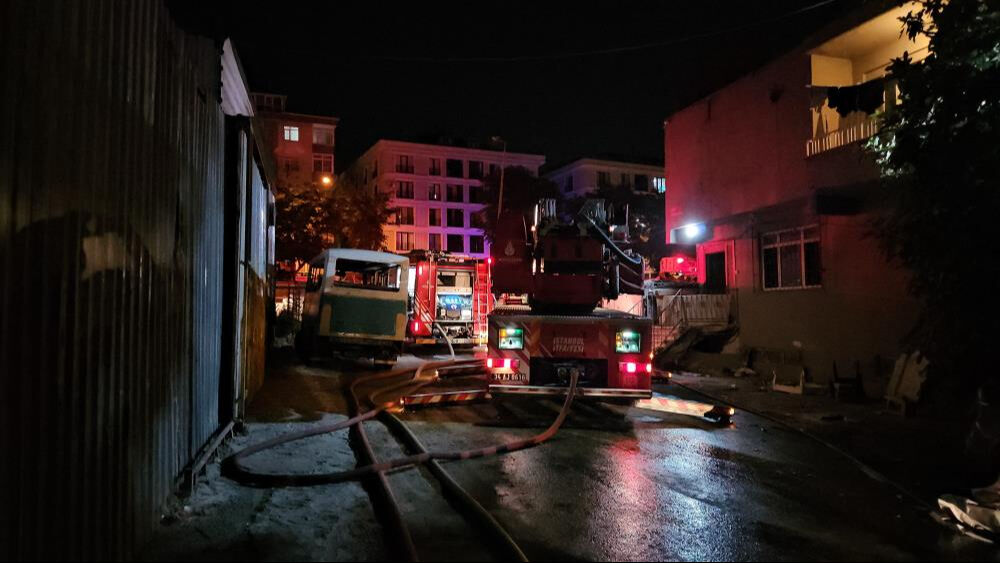 İstanbul'da sıcak saatler! Önce yangın sonra patlama oldu, zarar çok büyük... İstanbul'da sıcak saatler! Önce yangın sonra patlama oldu, zarar çok büyük... - 4. Resim