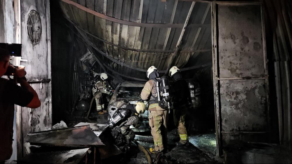 İstanbul'da sıcak saatler! Önce yangın sonra patlama oldu, zarar çok büyük... İstanbul'da sıcak saatler! Önce yangın sonra patlama oldu, zarar çok büyük... - 2. Resim