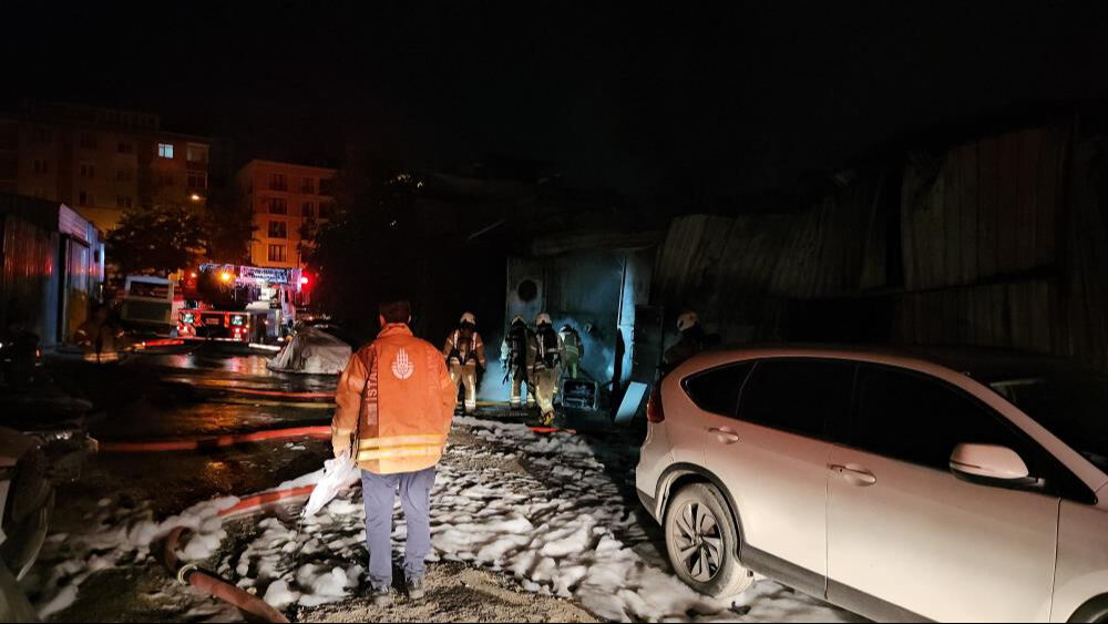 İstanbul'da sıcak saatler! Önce yangın sonra patlama oldu, zarar çok büyük... İstanbul'da sıcak saatler! Önce yangın sonra patlama oldu, zarar çok büyük... - 1. Resim
