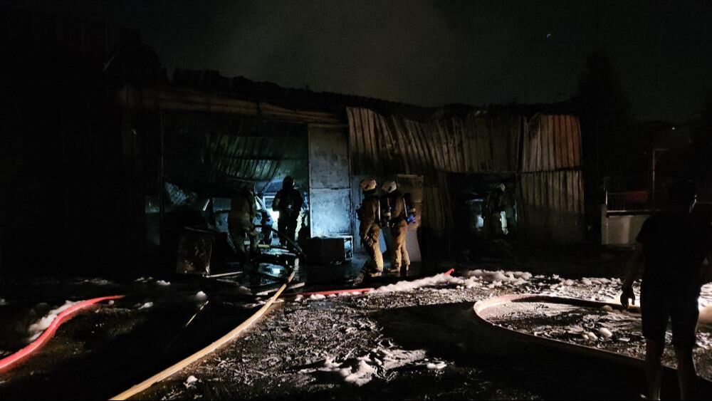 İstanbul'da sıcak saatler! Önce yangın sonra patlama oldu, zarar çok büyük... İstanbul'da sıcak saatler! Önce yangın sonra patlama oldu, zarar çok büyük... - 3. Resim