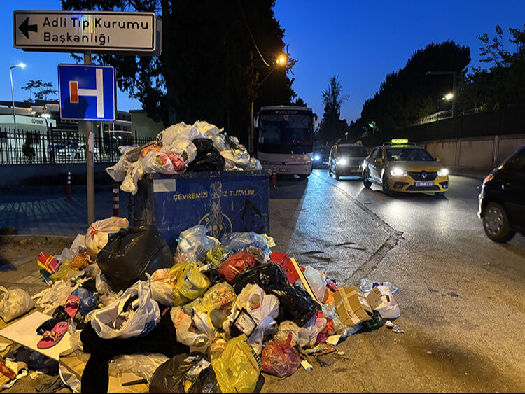 İzmir'de sular durulmuyor: Buca'da belediye işçileri her şeyi bıraktı: Vatandaş isyanda... İzmir'de sular durulmuyor: Buca'da belediye işçileri her şeyi bıraktı: Vatandaş isyanda... - 1. Resim
