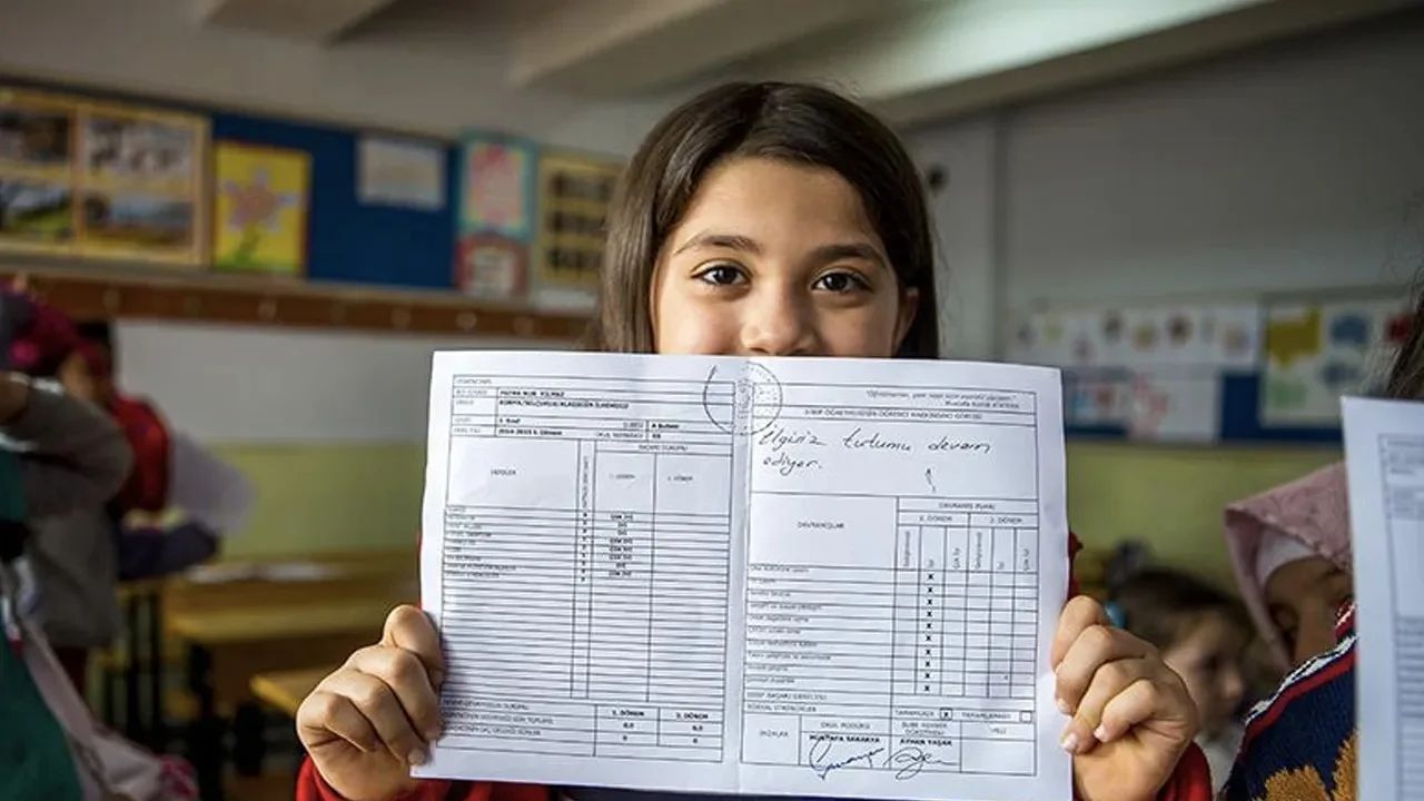 Karne dağıtım saati 20 Haziran: Bugün karneler saat kaçta verilecek? Karne dağıtım saati 20 Haziran: Bugün karneler saat kaçta verilecek?