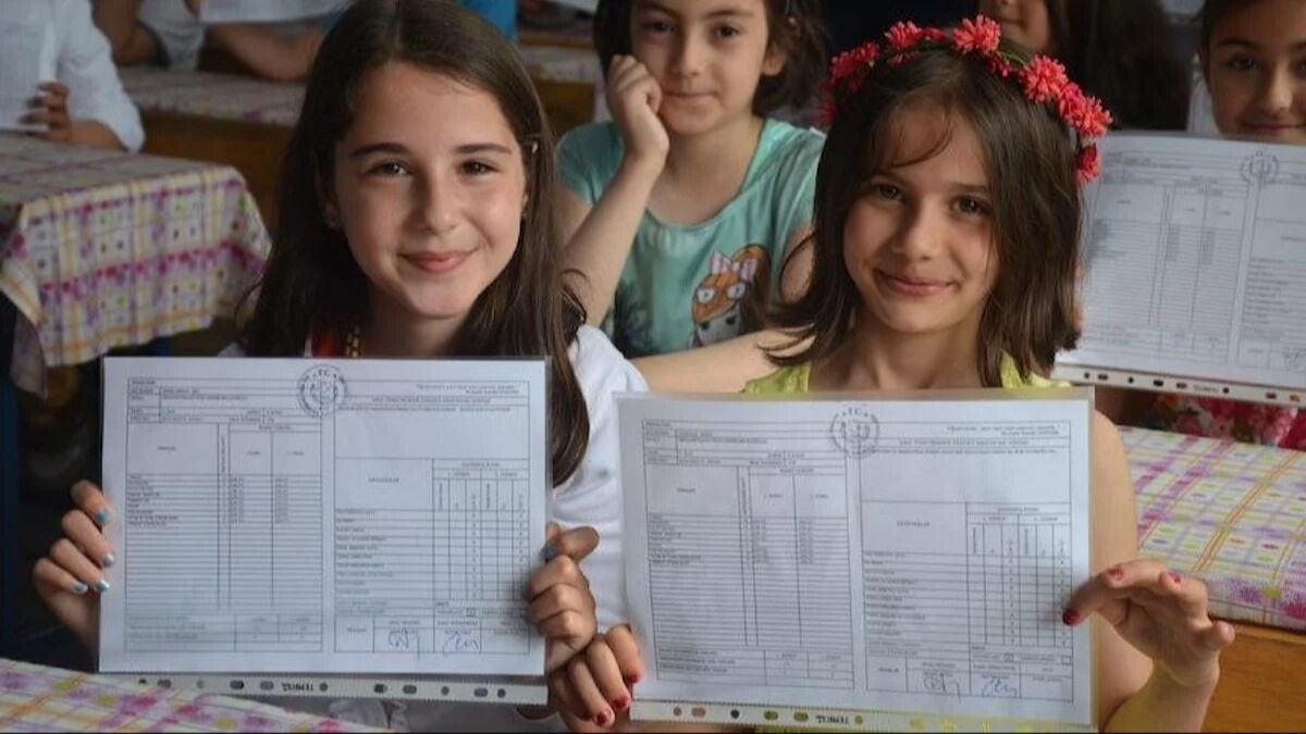 Karne dağıtım saati 20 Haziran: Bugün karneler saat kaçta verilecek? Karne dağıtım saati 20 Haziran: Bugün karneler saat kaçta verilecek? - 3. Resim