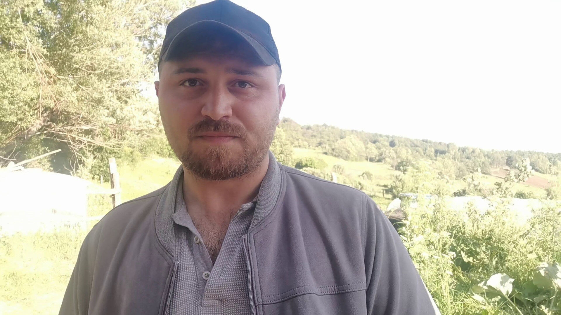 Keneler çevresini sarıp üzerine çıktı! Vatandaş tarladan nasıl kaçacağını şaşırdı - 1. Resim