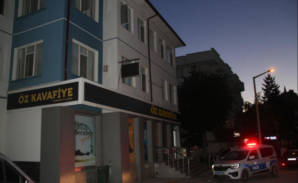 Konya'da yürekleri ağza getiren olay: 2 yaşındaki çocuk otelin penceresinden aşağıya düştü Konya'da yürekleri ağza getiren olay: 2 yaşındaki çocuk otelin penceresinden aşağıya düştü - 1. Resim