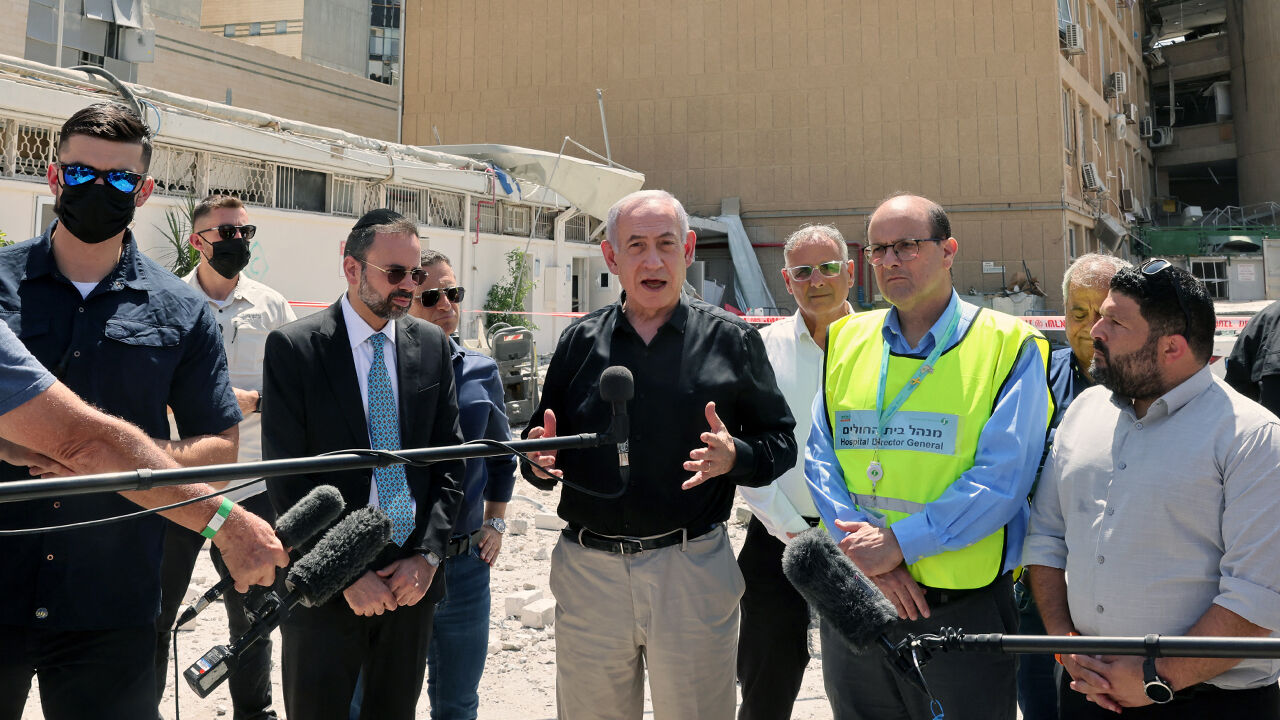 Netanyahu'nun gözünde büyük korku! Konuşurken bina çöktü, tepkisi olay oldu - 1. Resim