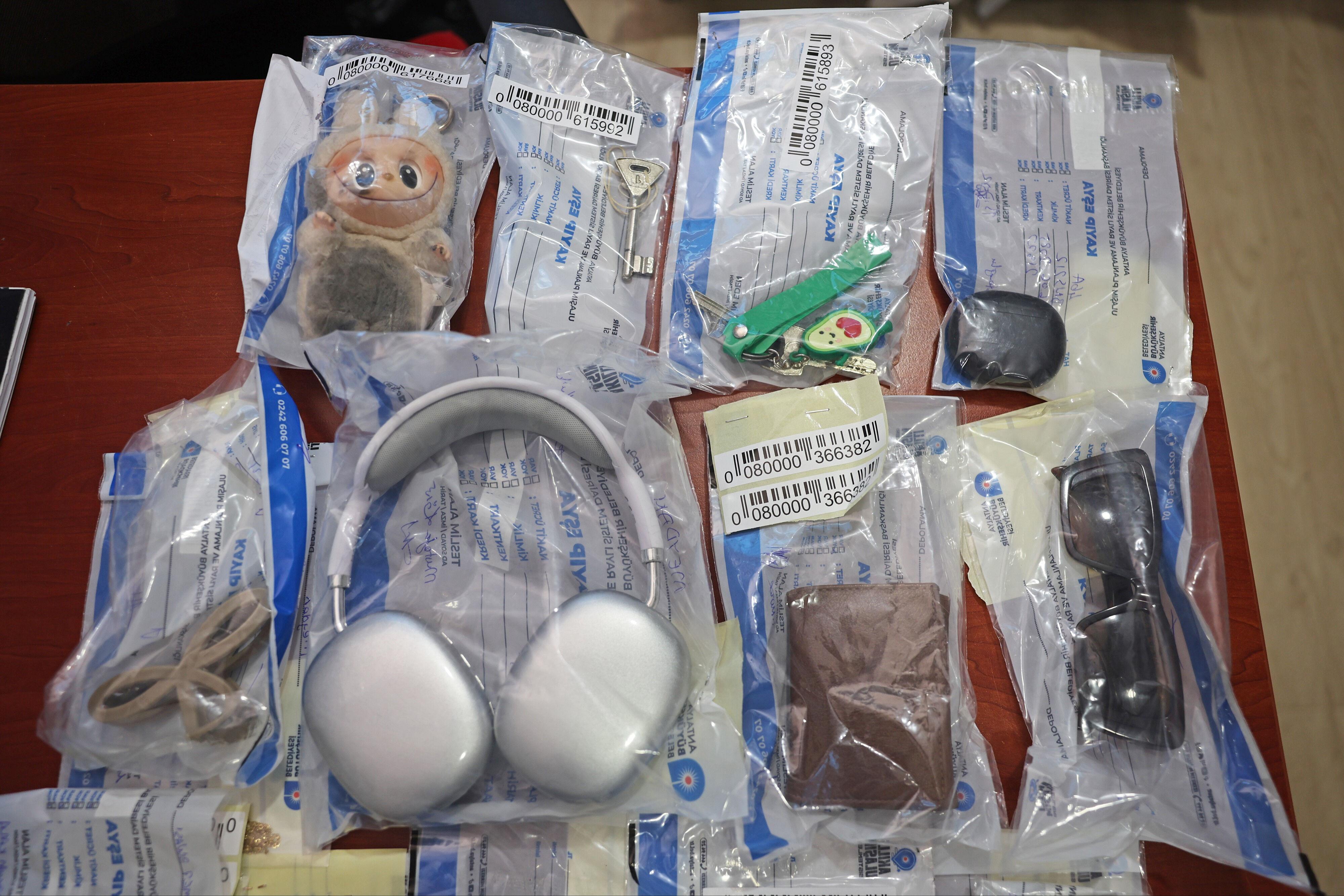 Otobüs, minibüs, metro, tramvay... Toplu taşımada unutulan eşyalar sahiplerini bekliyor Otobüs, minibüs, metro, tramvay... Toplu taşımada unutulan eşyalar sahiplerini bekliyor - 1. Resim