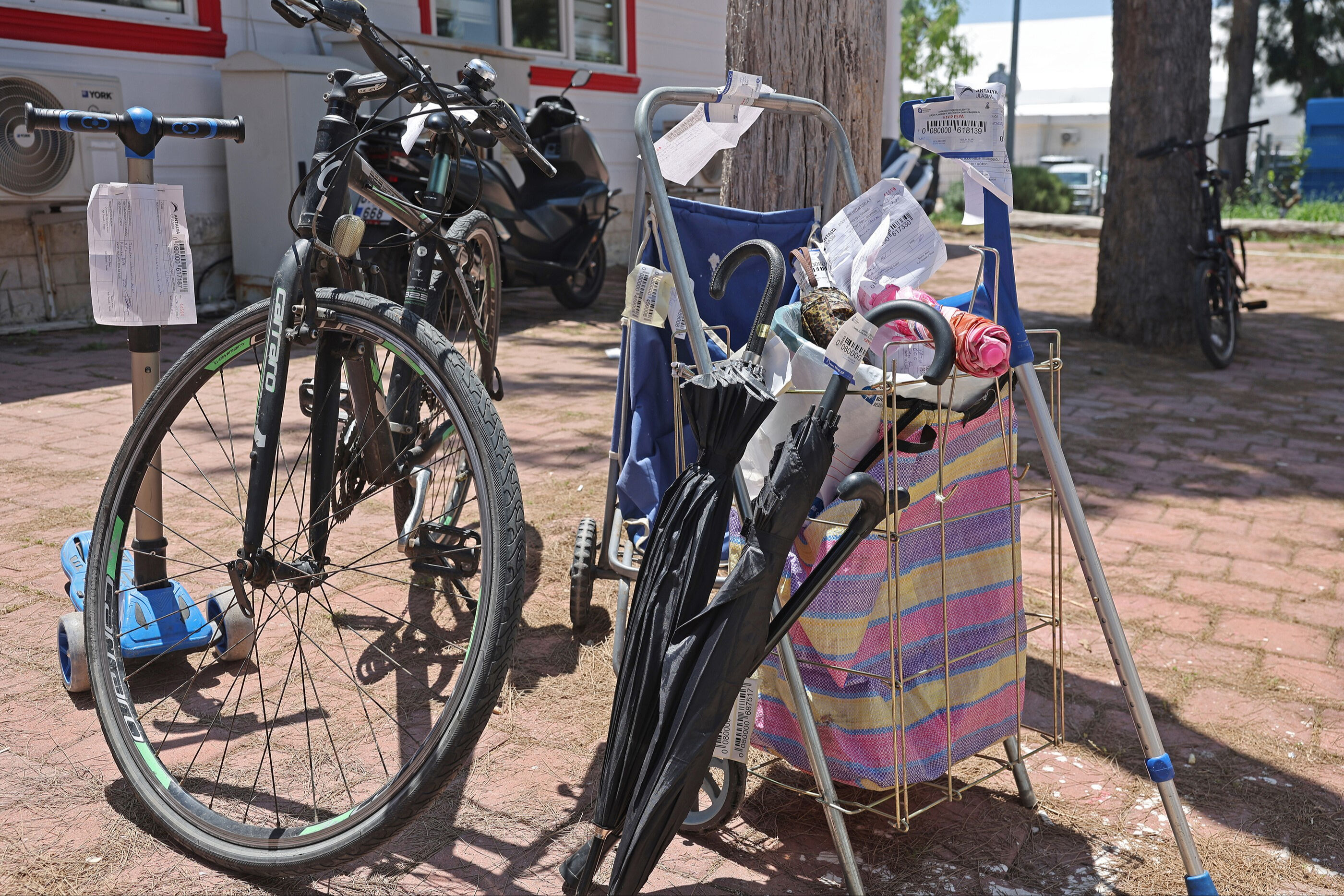 Otobüs, minibüs, metro, tramvay... Toplu taşımada unutulan eşyalar sahiplerini bekliyor Otobüs, minibüs, metro, tramvay... Toplu taşımada unutulan eşyalar sahiplerini bekliyor - 2. Resim