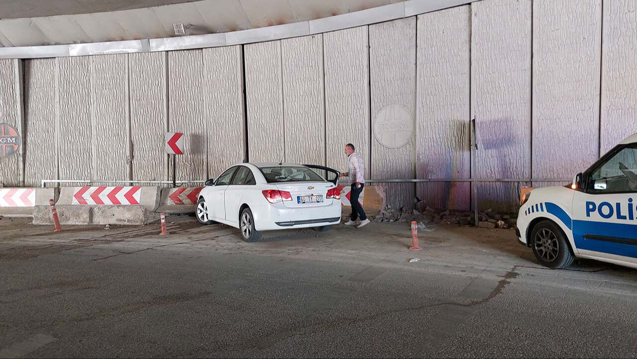 Tokat'ta mezuniyet törenine giden aile kaza yaptı! Görenler 'burası ucube alt geçit' diyerek tepki gösterdi Tokat'ta mezuniyet törenine giden aile kaza yaptı! Görenler 'burası ucube alt geçit' diyerek tepki gösterdi - 2. Resim